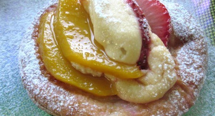 Даниш с фруктами (манго и клубника)