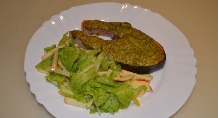 Кижуч в зеленом соусе из рукколы