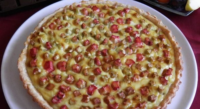 Открытый пирог с ревенем