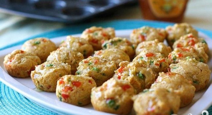 Кукурузные шарики с луком и болгарским перцем