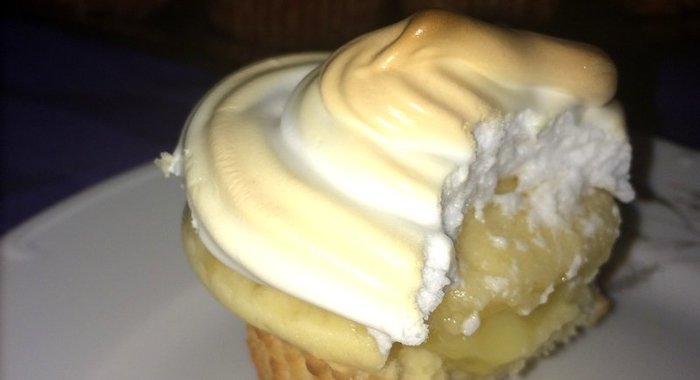 Капкейки с лимонным курдом и меренгой