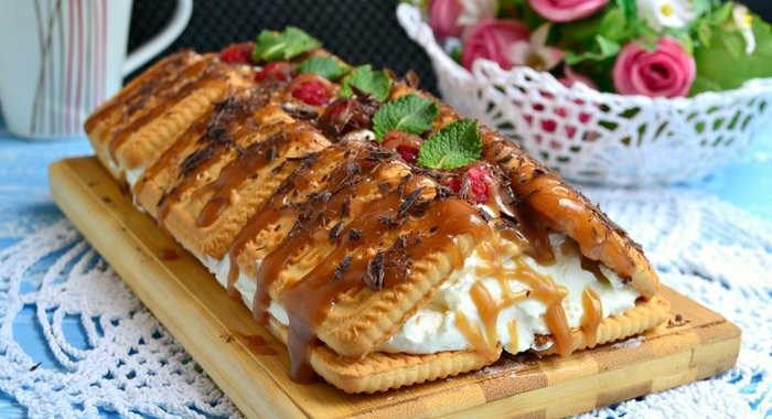 Торт из печенья и творога с малиной (без выпечки)