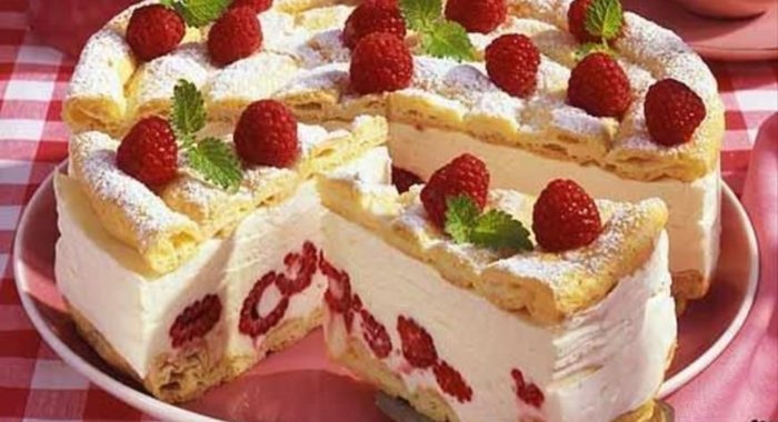 Торт «Птичье молоко с малиной»