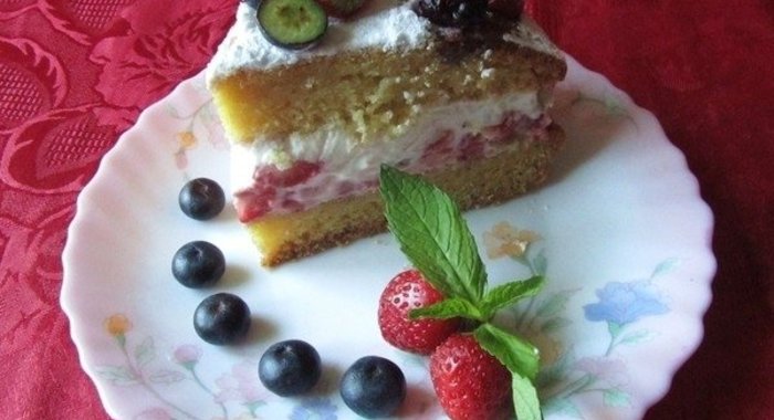 Бисквит с клубникой и сливками