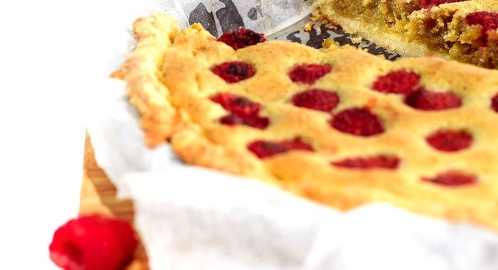 Пирог с малиной и фисташковым франжипаном