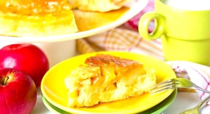 Пирог с карамелью и яблоками в микроволновке