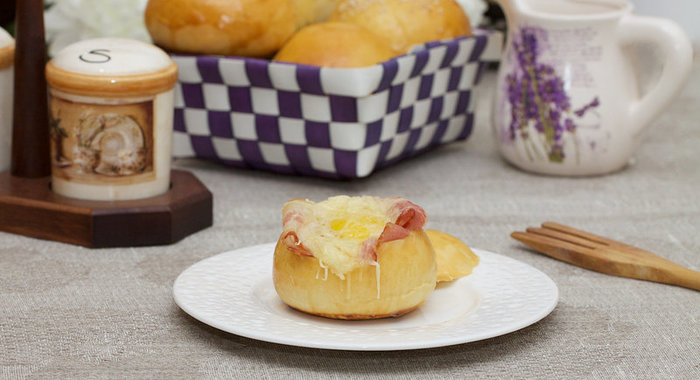 Булочки с беконом и яйцом