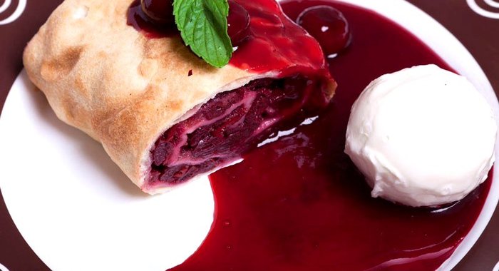 Штрудель с вишней и миндалем