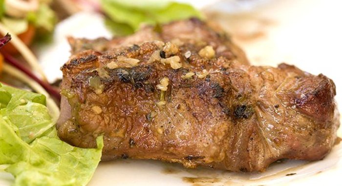 Говяжьи стейки с лимонным соком и травами