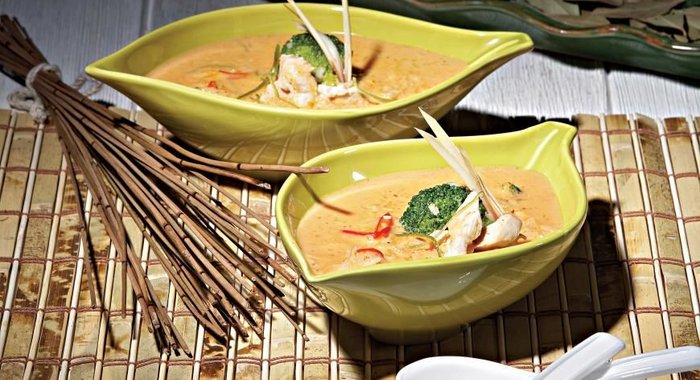 Тайский суп с курицей и красной пастой карри