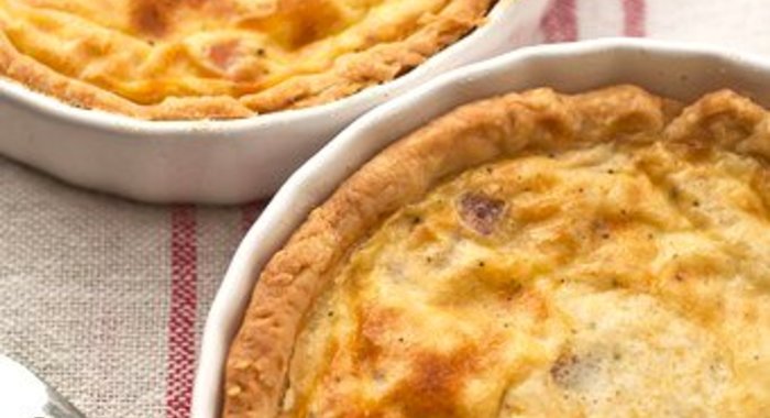 Французский сырный пирог с яблоками и ветчиной