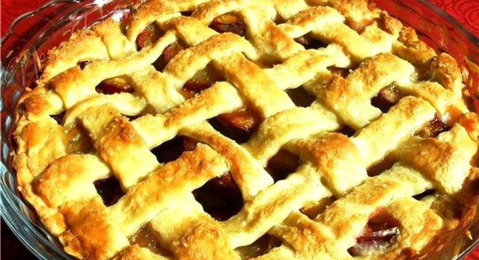 Пирог песочный со свежими сливами