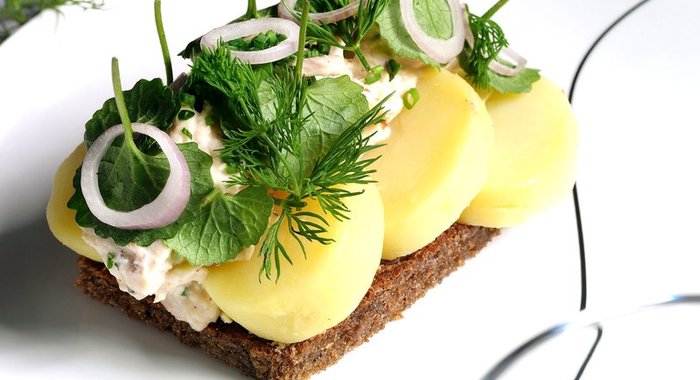 Смёрребрёд с курицей и маринованным луком