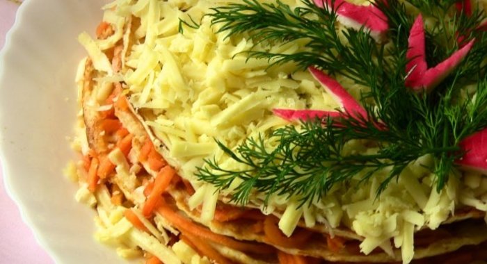 Закусочный торт из курицы с морковью