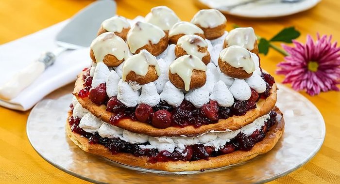 Торт со сливочным кремом и вишневым желе