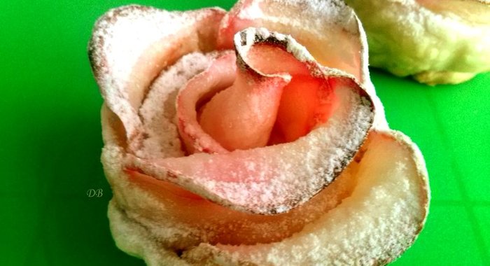 Слойки с яблоками из слоеного бездрожжевого теста