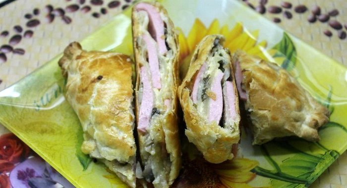 Слоеная булочка с начинкой