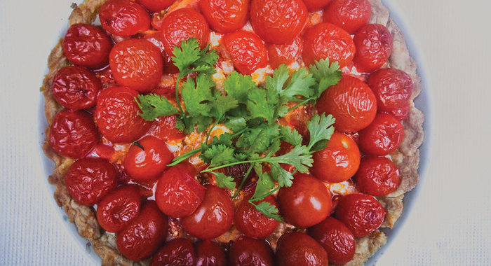 Открытый пирог с помидорами черри и козьим сыром