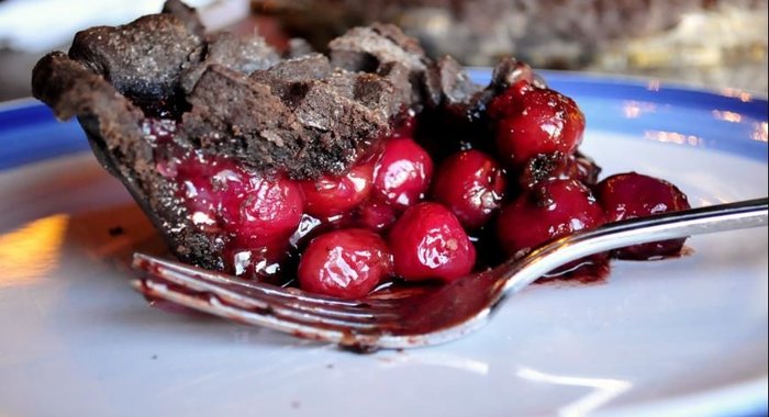 Шоколадно-вишнёвый пирог