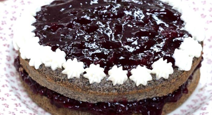 Торт с вишневым вареньем, маком и взбитыми сливками