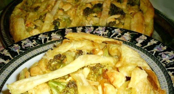 Слоеный пирог с курицей и брокколи