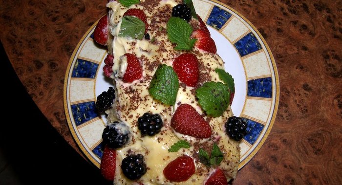 Нежный рулет со сметанным кремом и ягодами