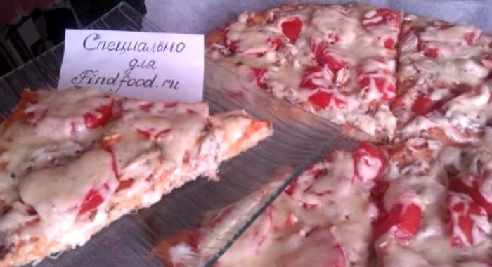 Пицца с курицей и помидорами