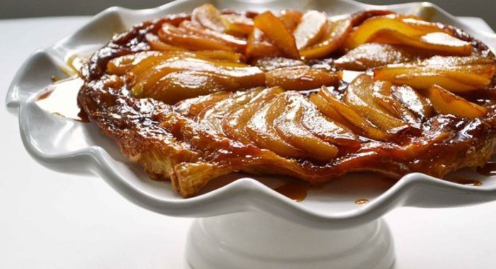 Мягкий пирог с грушами в карамели