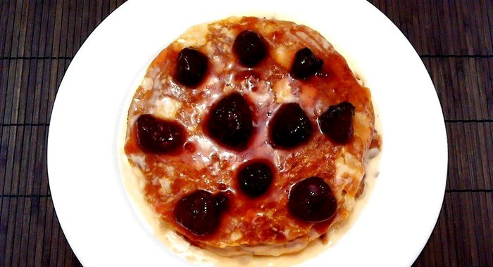 Блинный торт со сливками и сгущенным молоком