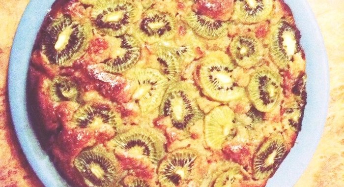 Пирог с киви, яблоками и грецкими орехами