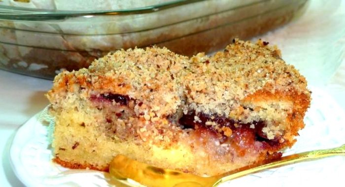 Сливовый пирог с ореховой посыпкой