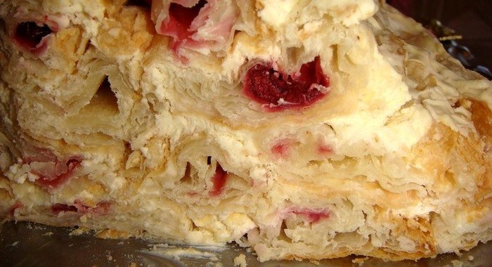 Торт из слоеных трубочек с вишней