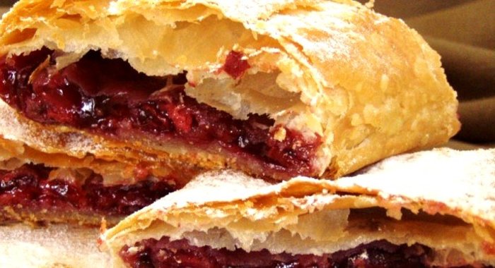 Штрудель с вишней из теста фило