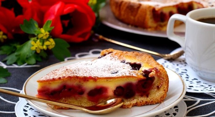 Ягодный пирог со сметанной заливкой