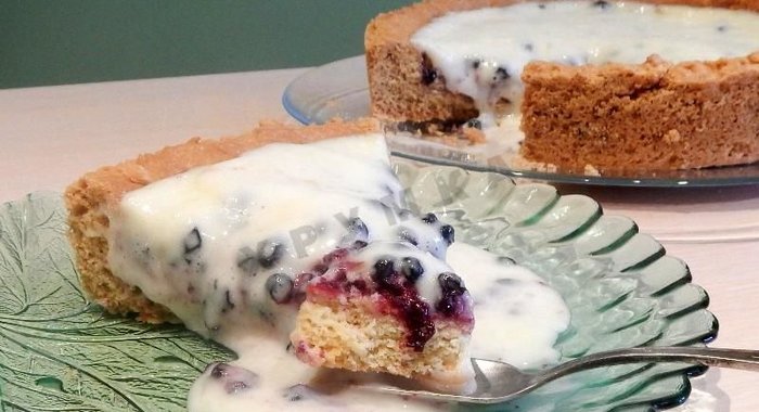 Пирог с брусникой и сметаной