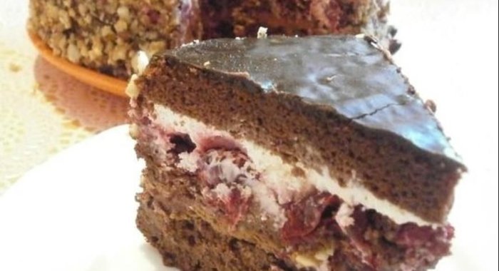 Торт с шоколадные кремом и вишней