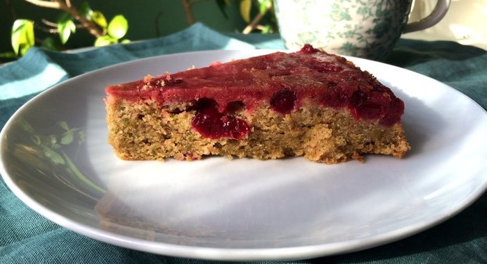 Перевернутый клюквенный пирог с фисташками