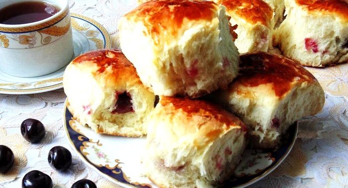Сдобные булочки с вишней