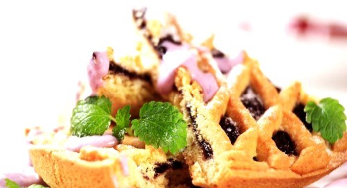 Ореховый пирог с ежевикой