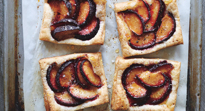 Слойки со сливами