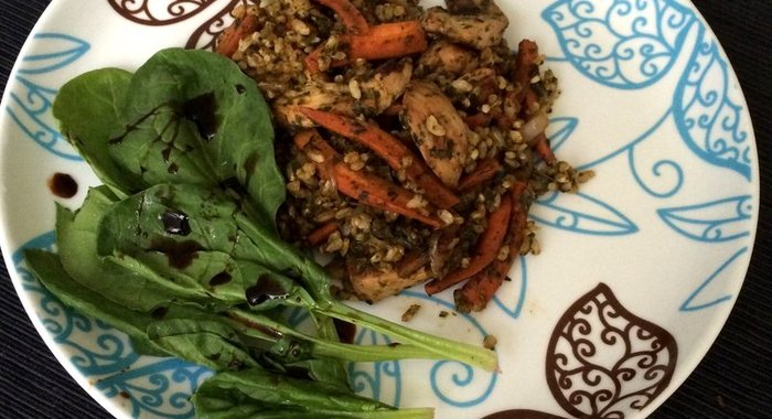 Плов из цельнозернового риса и шпината