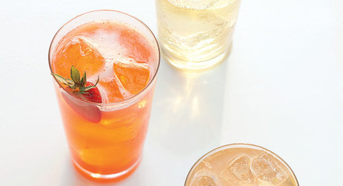 Лимонад с клубникой, лимоном и базиликом