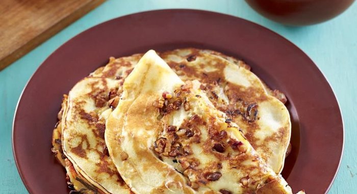 Блины на кефире с луком и шкварками