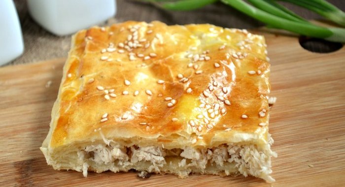 Пирог из слоеного теста с курицей