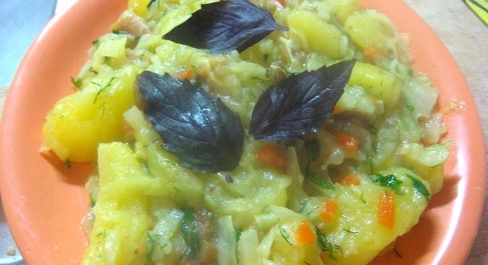 Рагу с копчеными свиными ушками