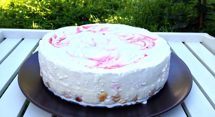 Ленивый торт-мороженое с фундуком и красной смородиной