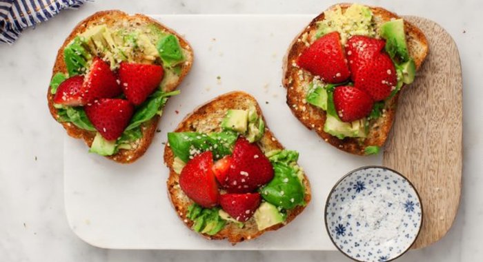 Тосты с авокадо и клубникой