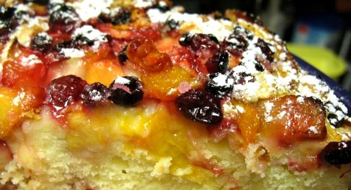 Пирог на ряженке с ягодами