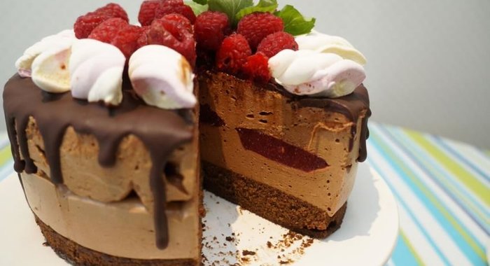 Шоколадный торт-суфле с малиновым конфи