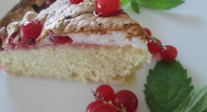 Пирог с красной смородиной и безе